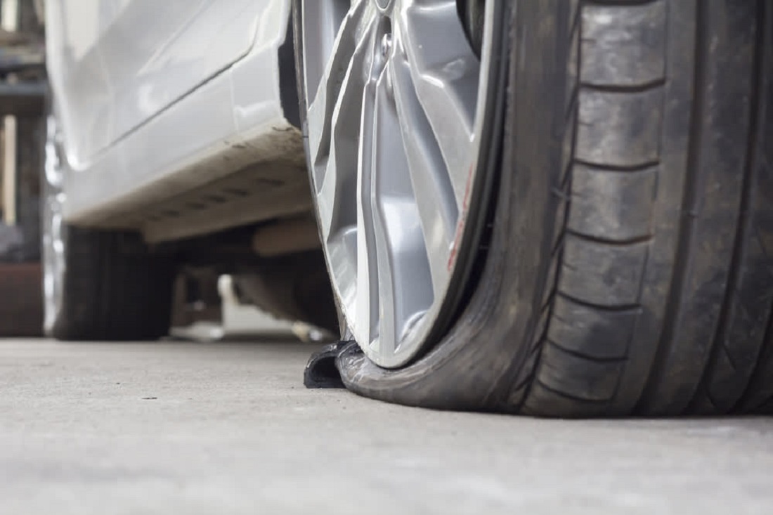 Lái xe an toàn khi thủng lốp là một kỹ năng cần thiết cho bất kỳ tài xế nào. Hãy tham khảo hình ảnh của chúng tôi để biết cách lái xe an toàn trong trường hợp lốp bị thủng. Sẽ có nhiều mẹo hữu ích giúp bạn tăng độ an toàn khi lái xe trong tình huống không khó khăn như thế này.