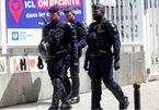 Pháp điều cảnh sát chống bạo loạn giám sát đeo khẩu trang