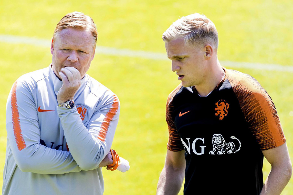 Barca mua Van de Beek tặng Ronald Koeman