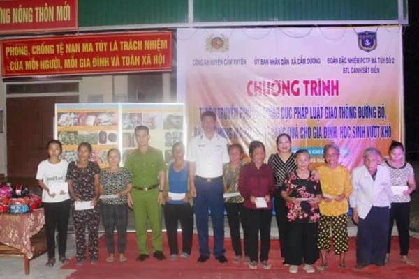 CSB tuyên truyền về Luật giao thông đường bộ, phòng chống tội phạm trên tuyến biển cho bà con Cẩm Xuyên