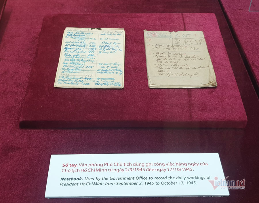 Trưng bày hai cuốn sổ tay ghi chép quý của Chủ tịch Hồ Chí Minh