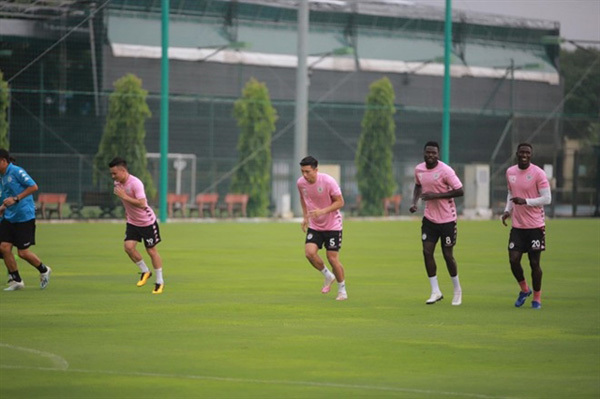 Doan Van Hau has first training session after returning to Hanoi FC