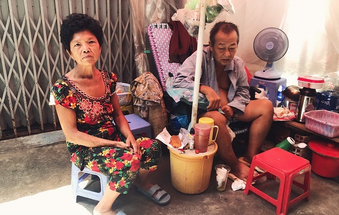 Cuộc sống trong căn nhà hơn 1m2 của vợ chồng già ở Sài Gòn