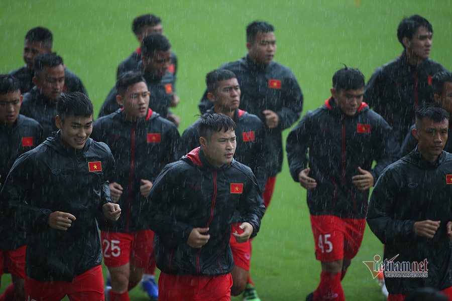 U22 Việt Nam khổ sở vì... thời tiết