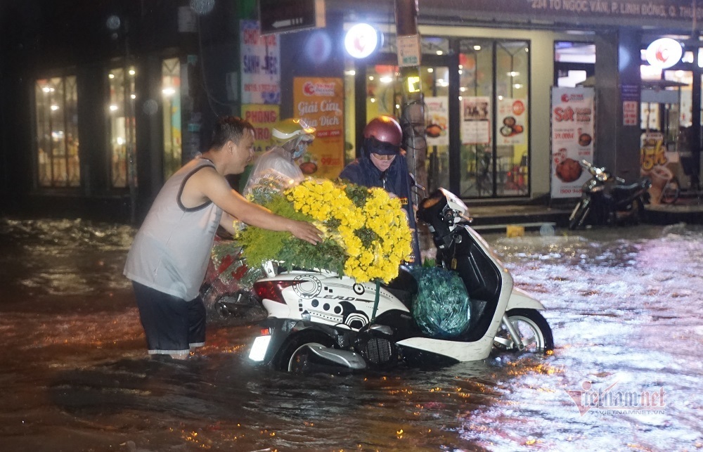 Đường Sài Gòn ngập sâu, nước chảy xiết như suối