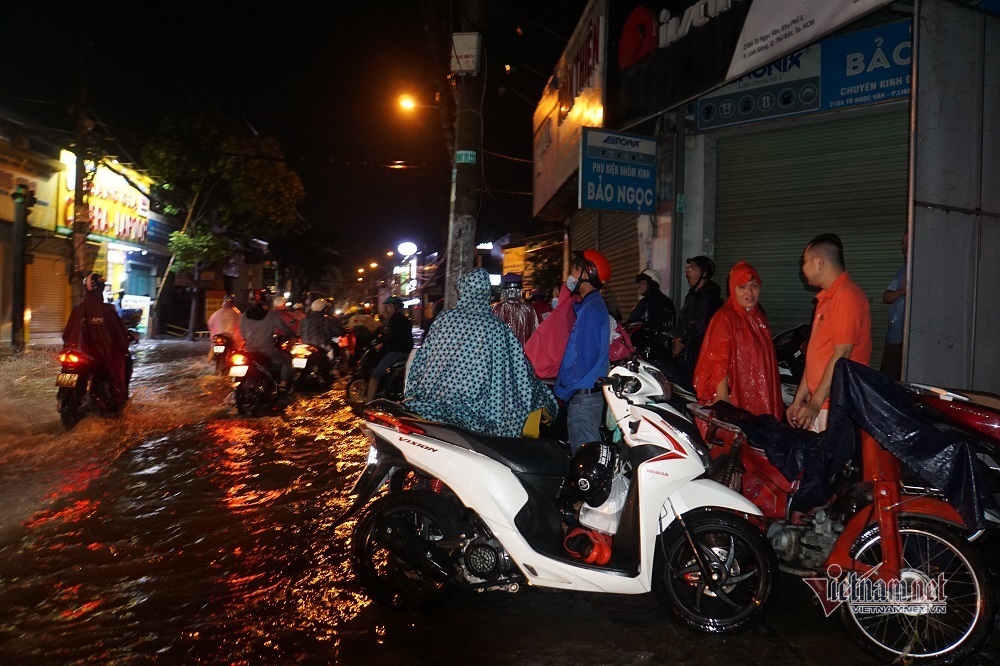 Đường Sài Gòn ngập sâu, nước chảy xiết như suối