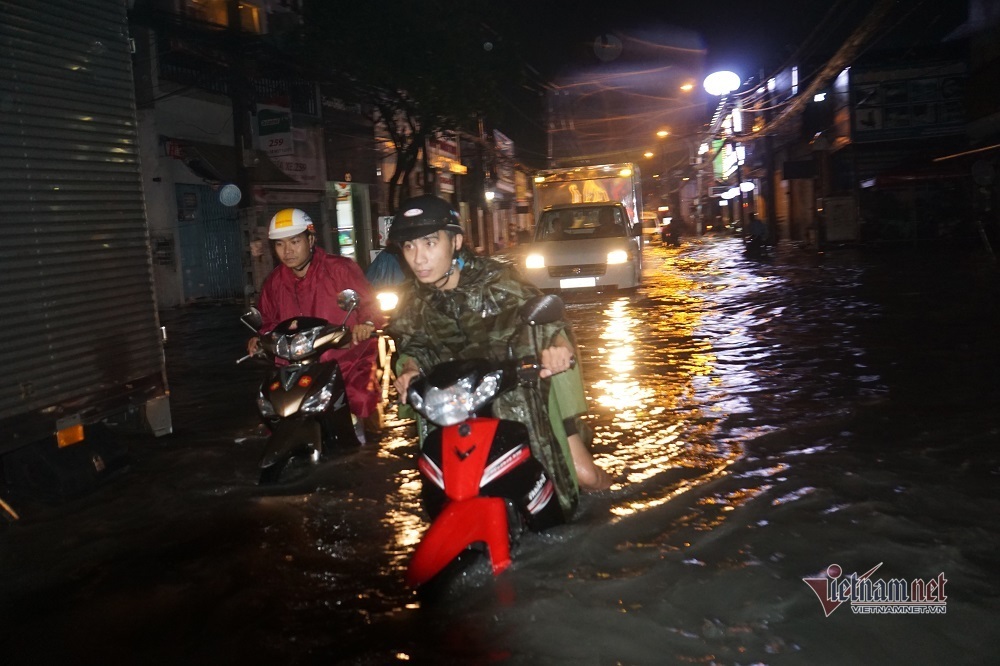 Đường Sài Gòn ngập sâu, nước chảy xiết như suối
