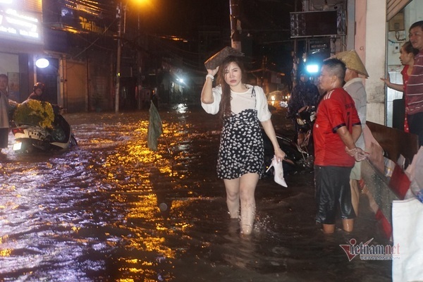 Saigon roads deeply flooded after downpours