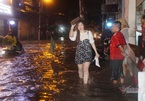 Đường Sài Gòn ngập sâu, nước chảy xiết như suối