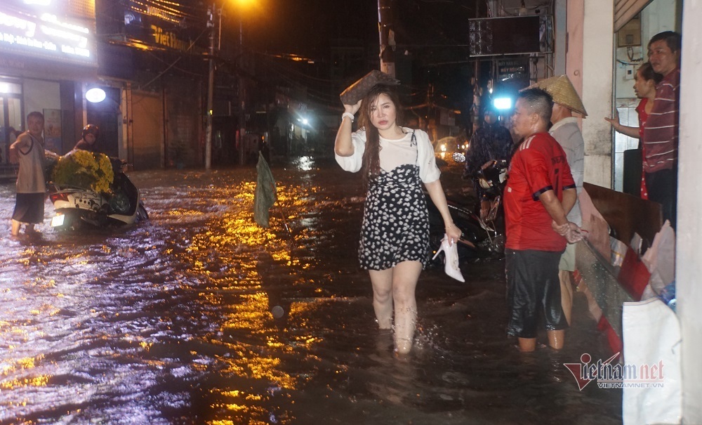 Đường Sài Gòn ngập sâu, nước chảy xiết như suối