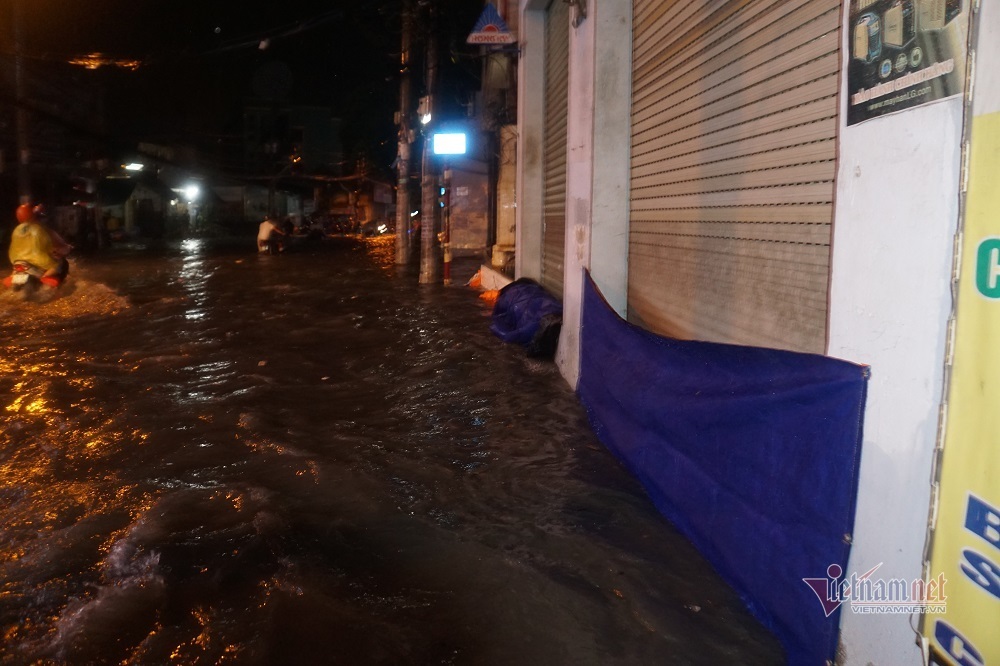 Đường Sài Gòn ngập sâu, nước chảy xiết như suối