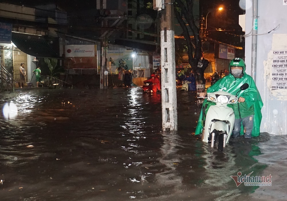 Đường Sài Gòn ngập sâu, nước chảy xiết như suối