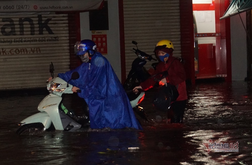 Đường Sài Gòn ngập sâu, nước chảy xiết như suối