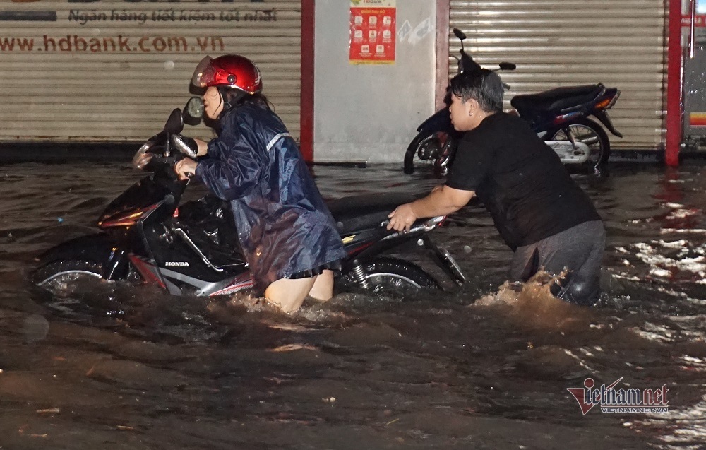 Đường Sài Gòn ngập sâu, nước chảy xiết như suối