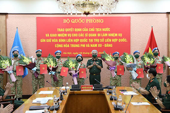 Bộ Quốc phòng triển khai quyết định của Chủ tịch nước cho 10 sĩ quan