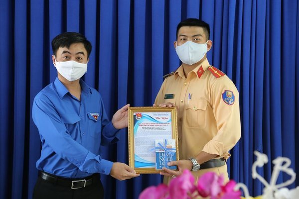 Anh cảnh sát giao thông được khen vì hành xử đẹp mùa Covid-19
