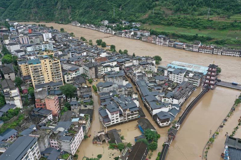 Lở đất cuốn phăng nhiều ôtô ở Trung Quốc, người dân mắc kẹt trên nóc nhà