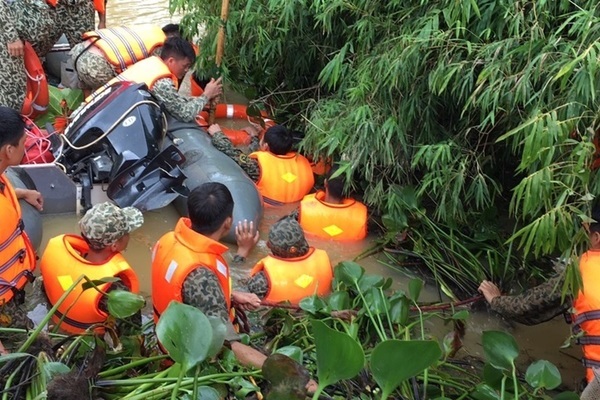 Hai mẹ con bị lũ cuốn trôi cùng ô tô, tìm thấy thi thể người mẹ