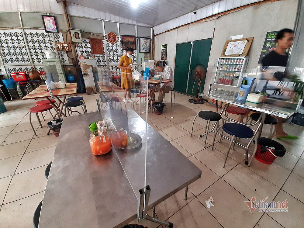Hà Nội ngày đầu giãn cách hàng quán, nơi ngồi cách xa, chỗ tụm ba tụm bẩy