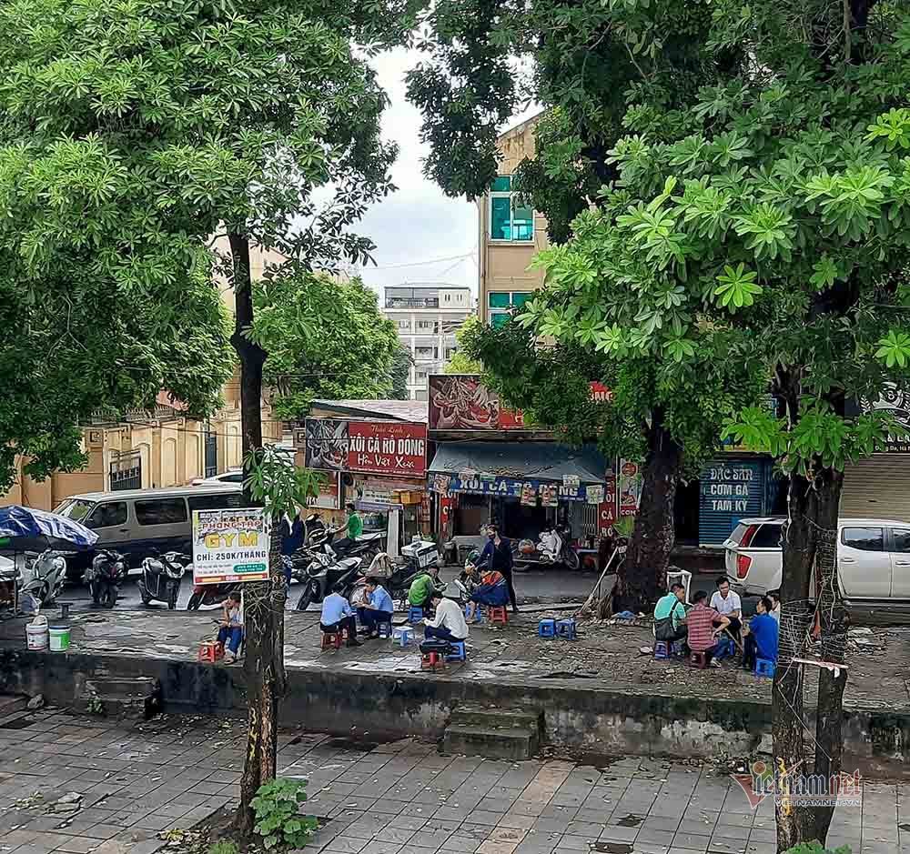 Hà Nội ngày đầu giãn cách hàng quán, nơi ngồi cách xa, chỗ tụm ba tụm bẩy