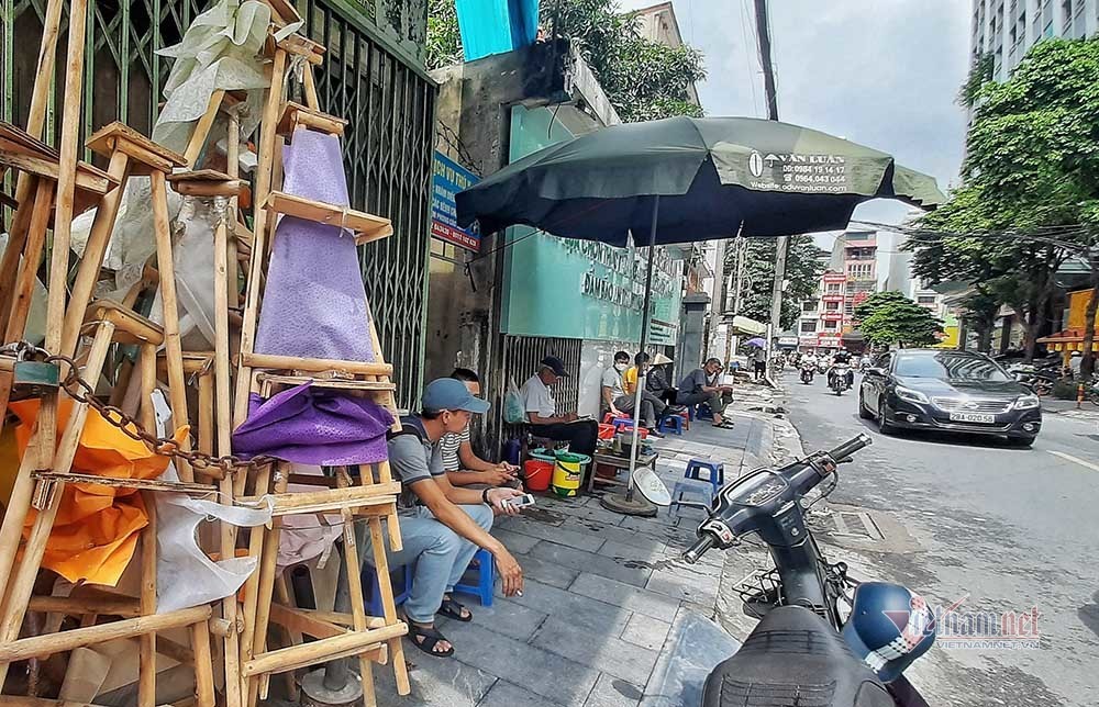 Hà Nội ngày đầu giãn cách hàng quán, nơi ngồi cách xa, chỗ tụm ba tụm bẩy