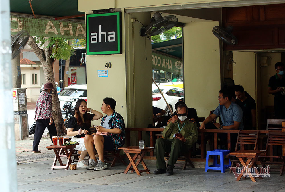 Hà Nội ngày đầu giãn cách hàng quán, nơi ngồi cách xa, chỗ tụm ba tụm bẩy