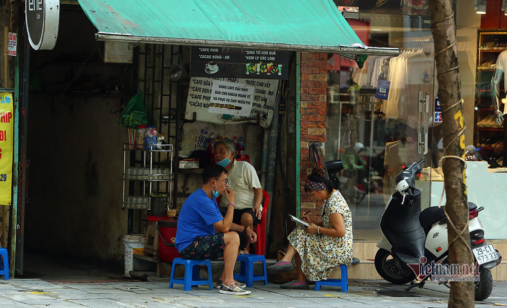 Hà Nội ngày đầu giãn cách hàng quán, nơi ngồi cách xa, chỗ tụm ba tụm bẩy