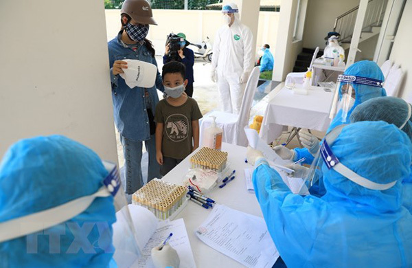 Hanoi imposes social distancing at restaurants, cafes