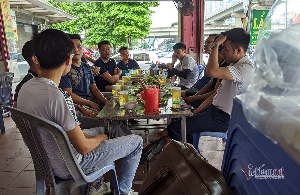 Hà Nội ngày đầu giãn cách hàng quán, nơi ngồi cách xa, chỗ tụm ba tụm bẩy