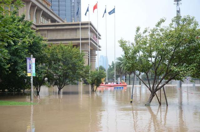 Hình ảnh thành phố Trung Quốc chìm trong ngập lụt