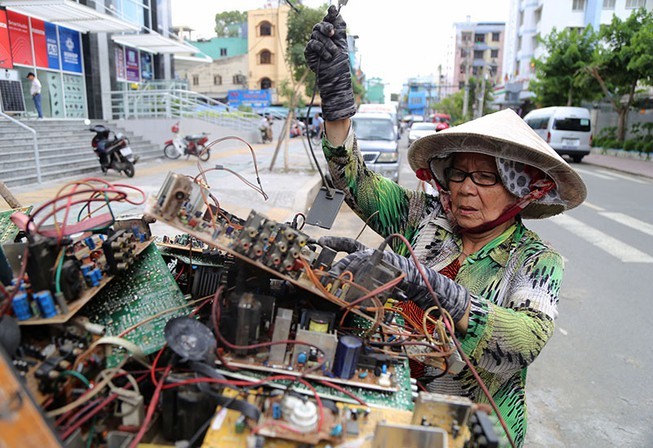 Nghề đập tivi có một không hai ở Sài Gòn