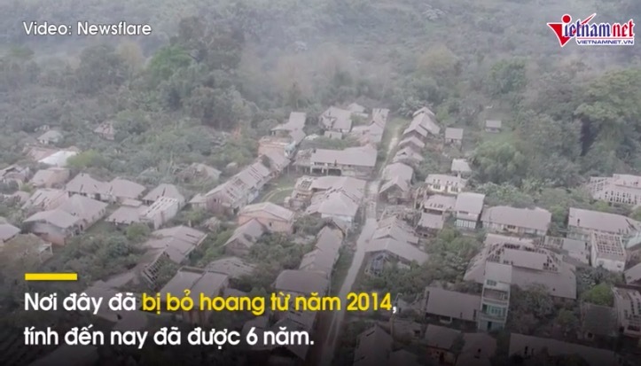 Kì lạ ngôi làng 'ma quái' ngập trong màu xám xịt ở Indonesia