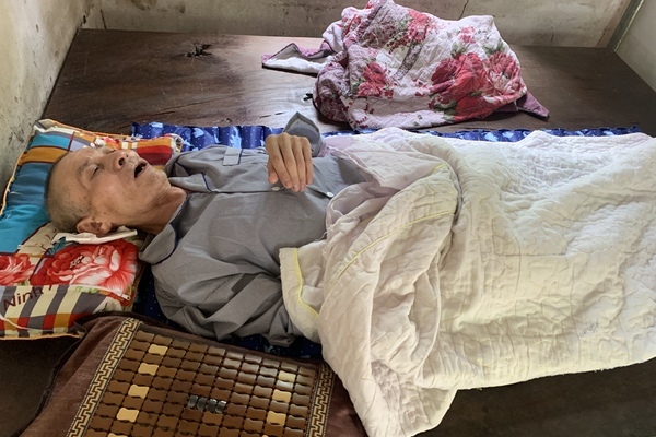 Cơn hấp hối của người đàn ông bị vợ đuổi đi, con tự sát