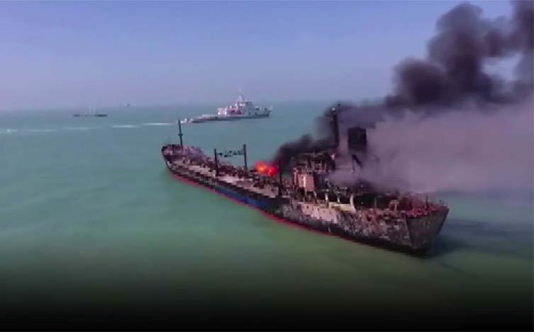 Tàu đâm nhau cháy ngùn ngụt trên sông Dương Tử, 14 người mất tích