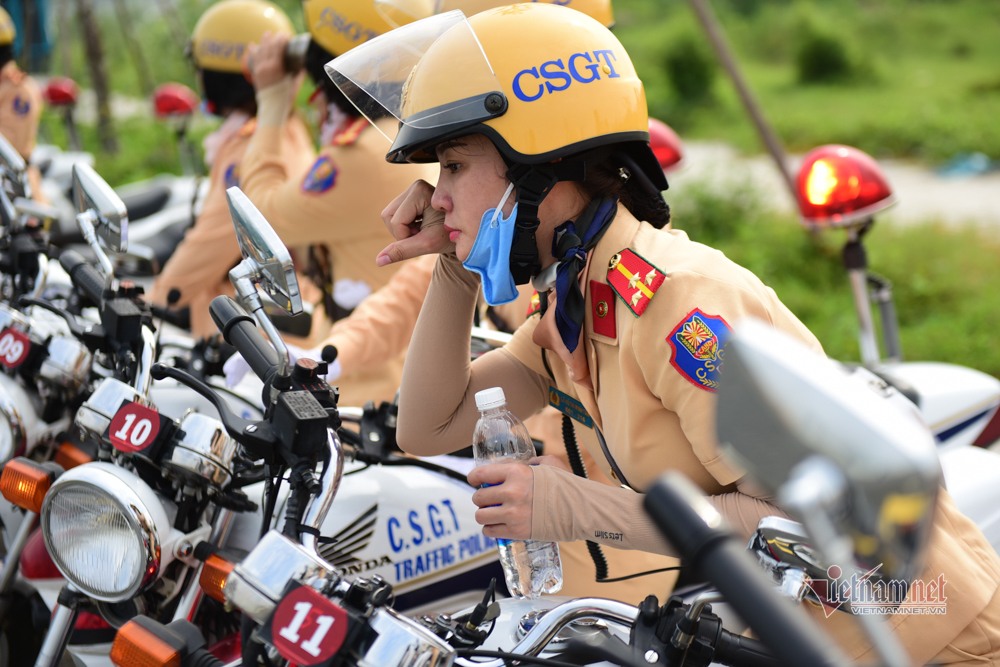 Bóng hồng luyện lái xe đặc chủng dẫn đoàn trước ngày ra mắt ở TP.HCM