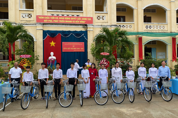 BIDV MetLife tặng 100 xe đạp cho học sinh nghèo Trà Vinh