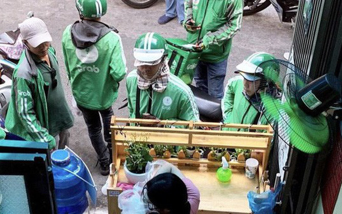 Fast food delivery services compete in $200 million battlefield