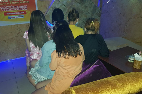 Đột kích điểm massage có suất “vua đặc biệt”, 4 nữ tiếp viên chiều một khách