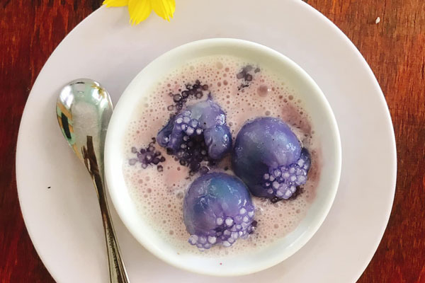Sữa chua trộn quả vải, hoa đậu biếc nhìn đẹp, ăn ngon