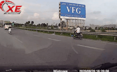 Cô gái trẻ đầu trần phóng xe máy ngược chiều trên cao tốc
