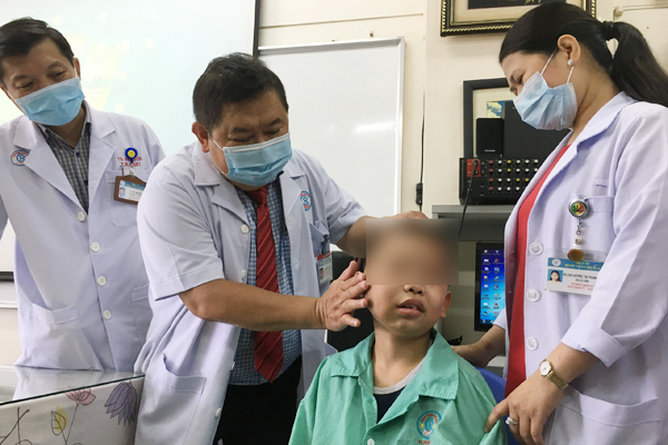 Bé trai 13 tuổi có khối u vòm mũi họng lớn chưa từng có ở Việt Nam
