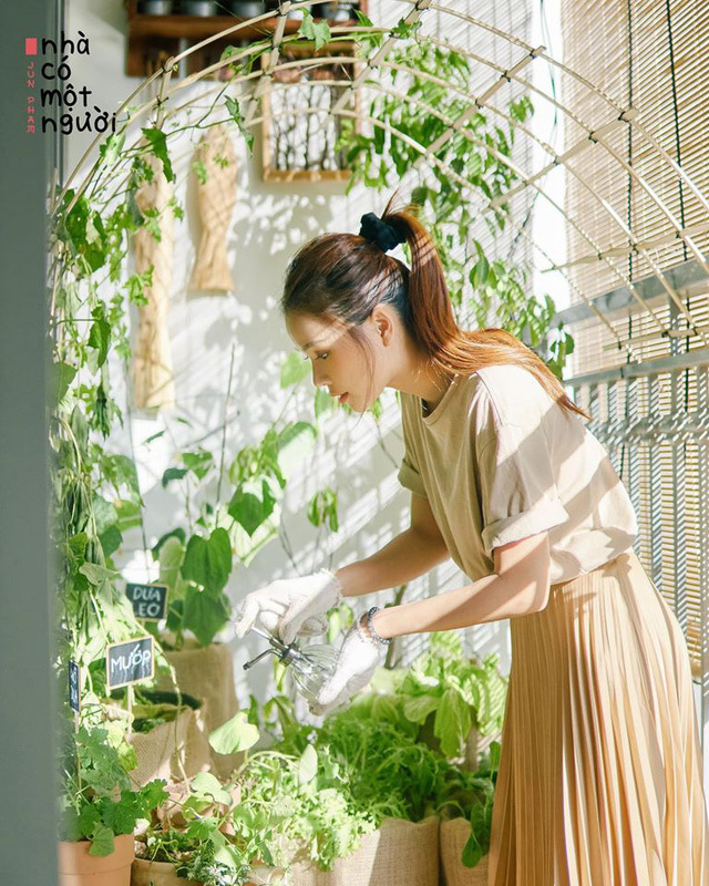Dàn nữ MC, diễn viên, ca sĩ mặc chân váy dài xếp ly đẹp như thế nào?