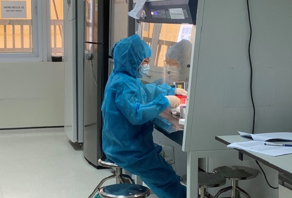 Một ngày của nhân viên xét nghiệm Covid-19
