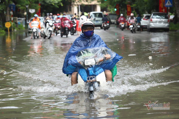 Mưa to dội xuống lúc sáng sớm, người Hà Nội vật lộn với 'biển nước'