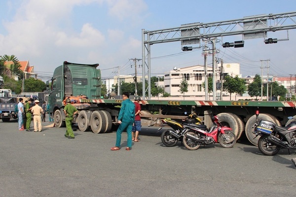 Người đàn ông bị container cán tử vong giữa giao lộ 'tử thần' ở Bình Dương