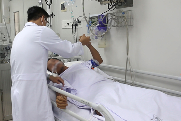 Người đàn ông 'mang rắn vào viện cấp cứu' tiên lượng xấu