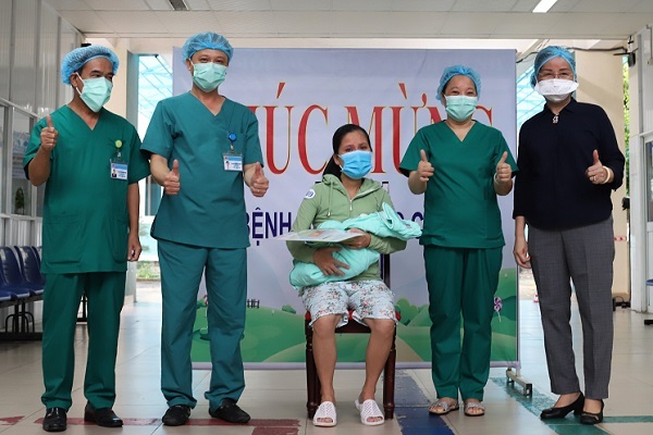 Sản phụ mắc Covid-19 cùng 15 bệnh nhân được xuất viện