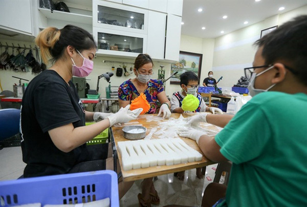 Volunteers help relieve ear pain from face mask use