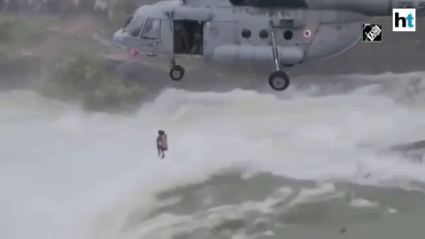 Trực thăng giải cứu người mắc kẹt giữa dòng lũ cuồn cuộn