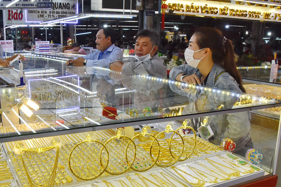 Có hay không việc 'tung hứng' giá vàng?